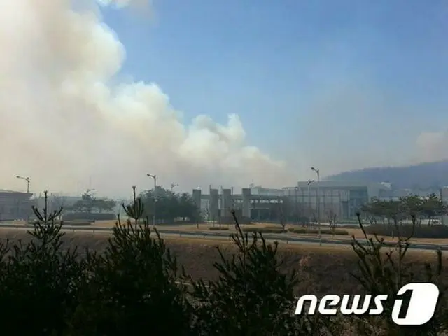 23日午後1時15分ごろ、京畿・坡州市・都羅山展望台付近の非武装地帯（DMZ）北朝鮮側で火災が発生し、強風により南下しており、軍と消防当局が鎮火に努めている。