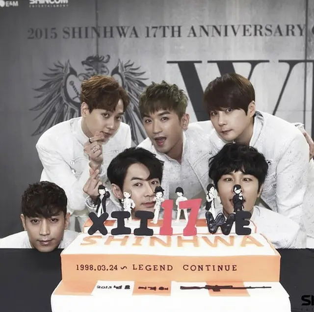 韓国男性グループ「SHINHWA」が、デビュー17周年を記念した団体ショットを公開した。（提供:OSEN）