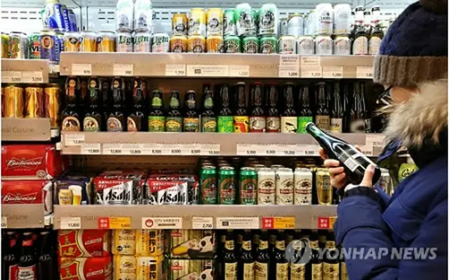 日本のビールが多く並ぶソウル市内の大型スーパー＝（聯合ニュース）