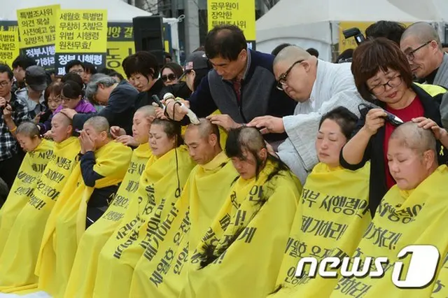 セウォル号沈没事故の遺族らが韓国政府が前日に公開したセウォル号事故被害者への賠償・補償案を糾弾し、決意の意味で散髪式をおこなった。（提供:news1）