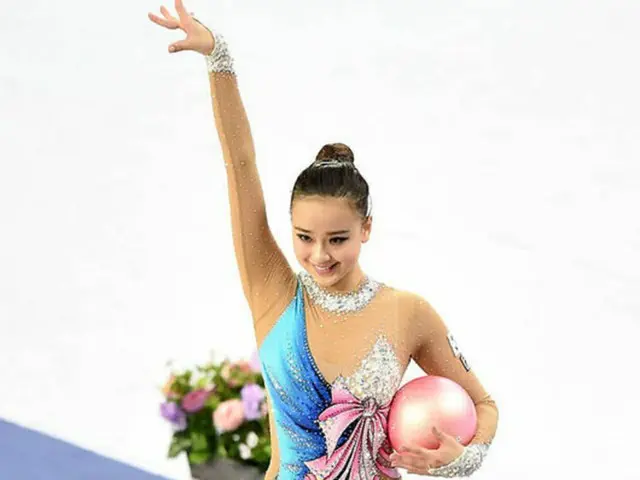 韓国の“妖精”ソン・ヨンジェ（孫延在）が、2015新体操W杯ルーマニア大会でホープとボールで決勝進出を決めた。（提供:OSEN）