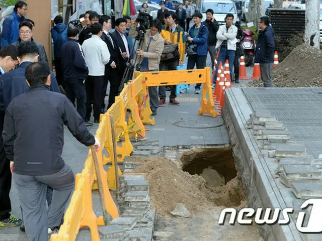 7日午後4時10分頃、ソウル市内の地下鉄5号線長漢坪（チャンハンピョン）駅周辺の歩道に穴が開き、通行していた19歳男性が穴に落ちた。（提供:news1）