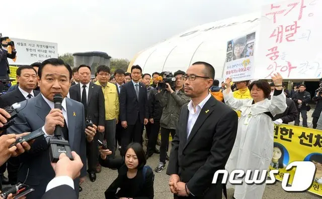 韓国のイ・ワング（李完九）首相が旅客船「セウォル号」沈没事故1周忌となる16日、安山合同焼香所を訪れた。