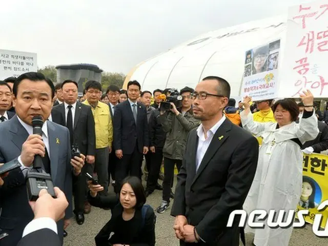 韓国のイ・ワング（李完九）首相が旅客船「セウォル号」沈没事故1周忌となる16日、安山合同焼香所を訪れた。