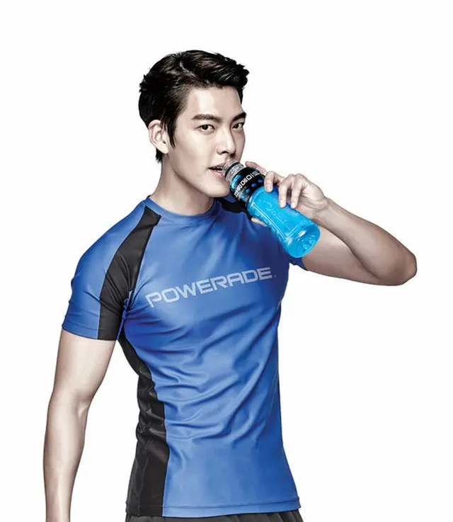 韓国俳優キム・ウビン（25）が、ザ コカ・コーラ カンパニーのスポーツ飲料「POWERADE（パワーエイド）」の広告モデルに抜てきされた。（提供:OSEN）