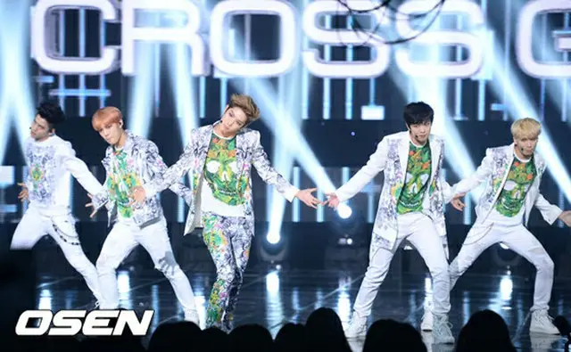 SBSMTVの音楽番組「THE SHOWシーズン4」で人気アイドルグループ 「CROSS GENE」は、新曲「僕と遊ぼう」を披露した。（提供:OSEN）