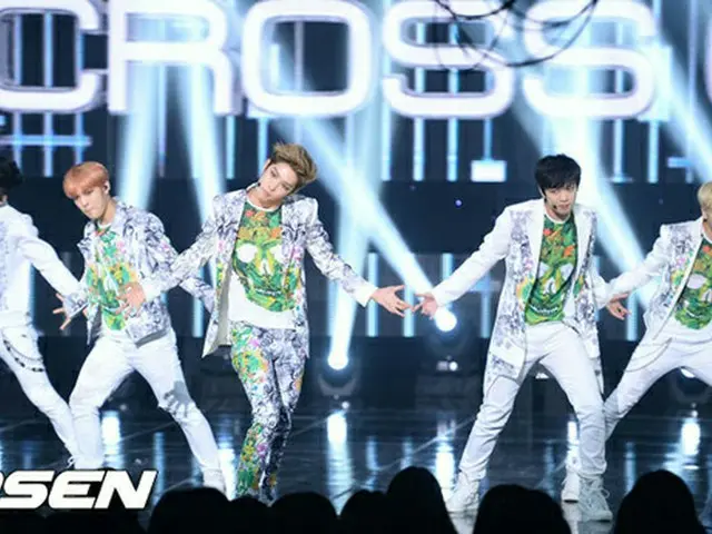 SBSMTVの音楽番組「THE SHOWシーズン4」で人気アイドルグループ 「CROSS GENE」は、新曲「僕と遊ぼう」を披露した。（提供:OSEN）