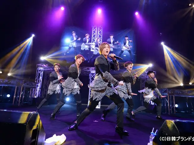 「U-KISS」