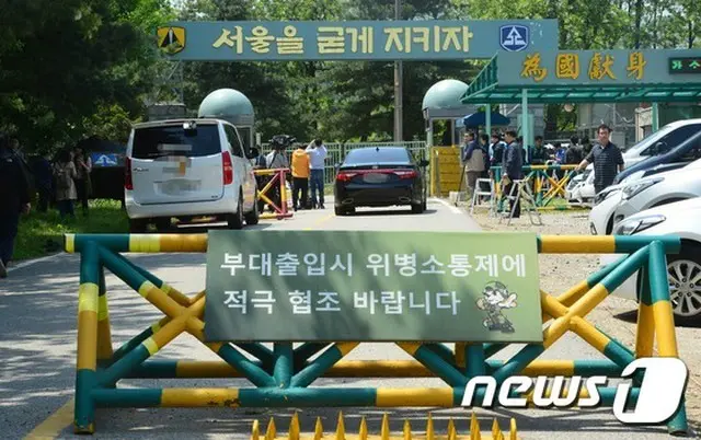 韓国国防部は13日、予備軍銃器乱射事件が発生すると、この日に該当訓練場に向かった予備兵の家族たちから問い合わせ電話が殺到していると伝えた。