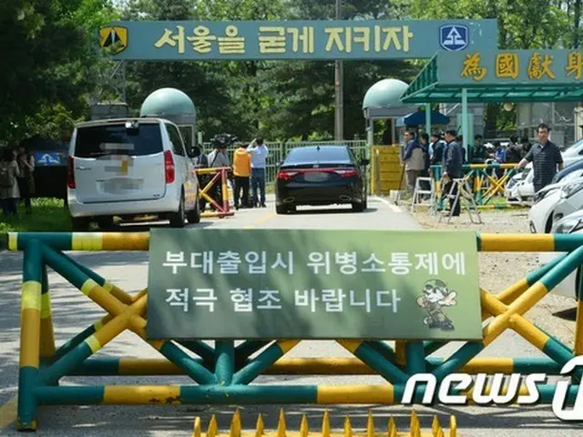 韓国国防部は13日、予備軍銃器乱射事件が発生すると、この日に該当訓練場に向かった予備兵の家族たちから問い合わせ電話が殺到していると伝えた。