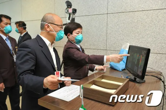 中東呼吸器症候群（MERS/マーズ）患者と狭い空間で一緒に滞在し密接接触者に分類された62人のうち2人が発熱症状で遺伝子検査を受けることになる。（提供:news1）