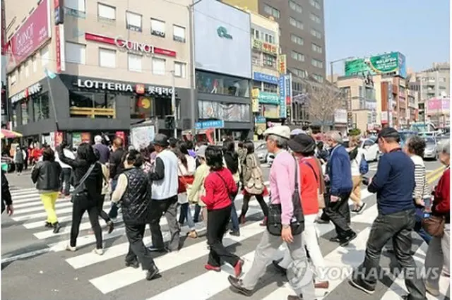 釜山市内を観光する日本人観光客＝（聯合ニュース）