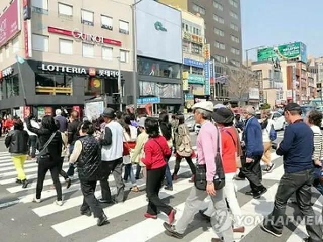 釜山市内を観光する日本人観光客＝（聯合ニュース）