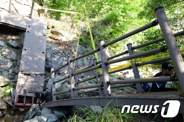 28日午前1時30分ごろ、江原・華川郡（ファチョングン）で韓国陸軍の某部隊所属の将兵21人が戦術訓練中、木の橋が崩壊し3メートル下に墜落した。