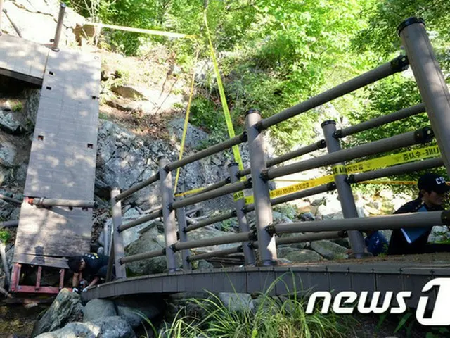 28日午前1時30分ごろ、江原・華川郡（ファチョングン）で韓国陸軍の某部隊所属の将兵21人が戦術訓練中、木の橋が崩壊し3メートル下に墜落した。