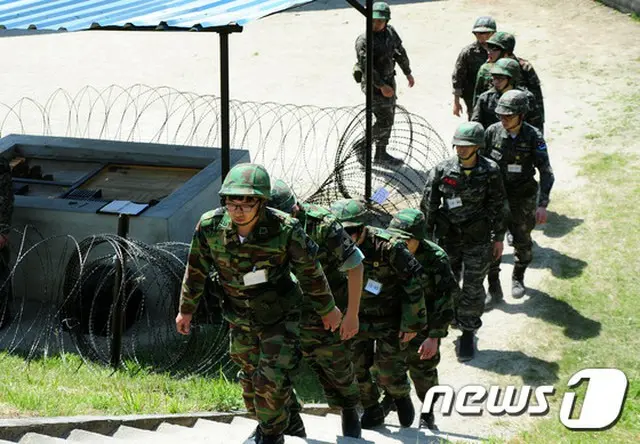 韓国空軍の烏山（オサン）基地所属のA元士（軍曹に該当）が、1次検査でMERS（中東呼吸器症候群）陽性判定が出たことが確認され、MERSの脅威が軍前線へ拡大すると懸念されている。