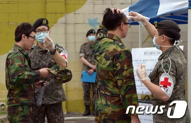 韓国軍当局は、軍内のMERS（中東呼吸器症候群）感染隔離者の中で、MERS感染者との密接接触者が1名増えて10名になったと5日、明らかにした。（提供:news1）