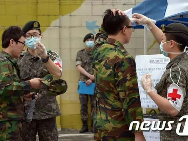 韓国軍当局は、軍内のMERS（中東呼吸器症候群）感染隔離者の中で、MERS感染者との密接接触者が1名増えて10名になったと5日、明らかにした。（提供:news1）