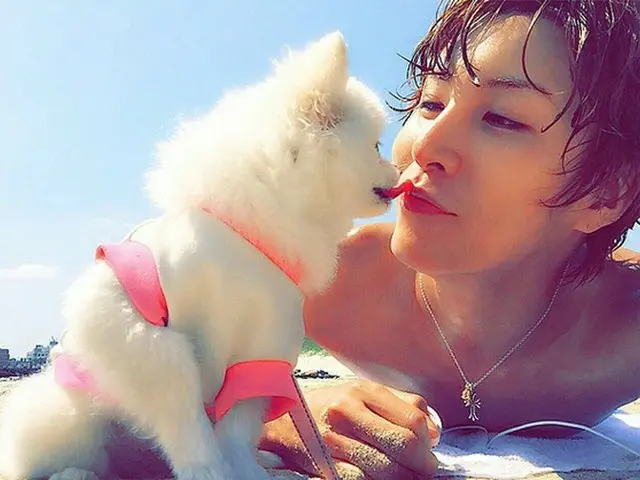 韓国歌手兼俳優ノ・ミヌ（29）が愛犬“モモ”と海辺で戯れるようすを公開した。（提供:OSEN）