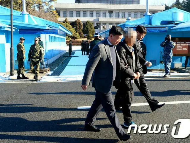 北朝鮮が去る15日に送還意思を明かした韓国人イ某氏（59）とジン某氏（51）が17日、板門店を通じて韓国側に送還した。（提供:news1）