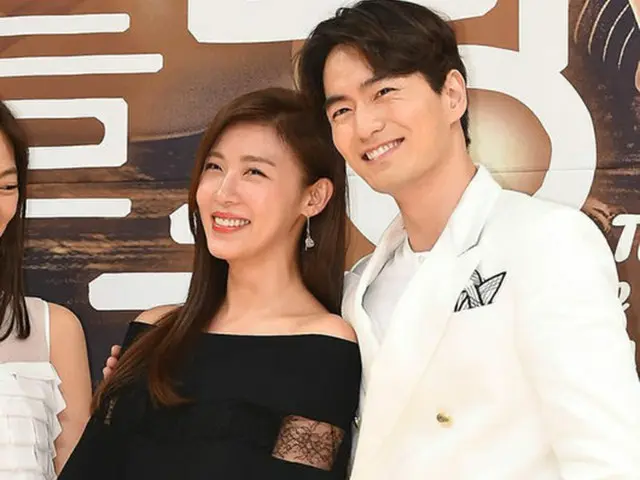 韓国俳優イ・ジヌク（33）と女優ハ・ジウォン（36）が男女間において友人関係が可能かという質問に、「今回の作品と通して、考えが変わった」と答えた。