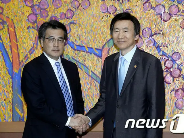 韓国の朴槿恵（パク・クネ）大統領と訪韓中の民主党・岡田克也代表が3日午前、会談した。写真は午後に会談した岡田代表とユ・ビョンセ外交部長官。