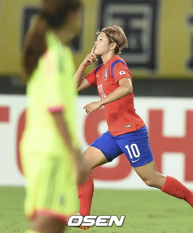 ユン・ドクヨ監督率いるサッカー女子韓国代表は4日、中国・武漢で行われた2015東アジア杯の日本との第2戦で2-1と勝利を収めた。（提供:OSEN）