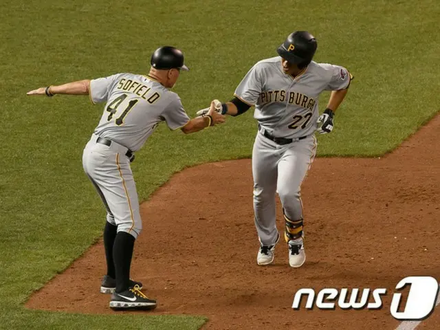 先月猛打を振るいメジャーリーグ（MLB）事務局が選定した今月のナショナルリーグ新人選手に選定されたピッツバーグ・パイレーツのカン・ジョンホ（28）が「まだ足りない部分が多い」と伝えた。（提供:news1）