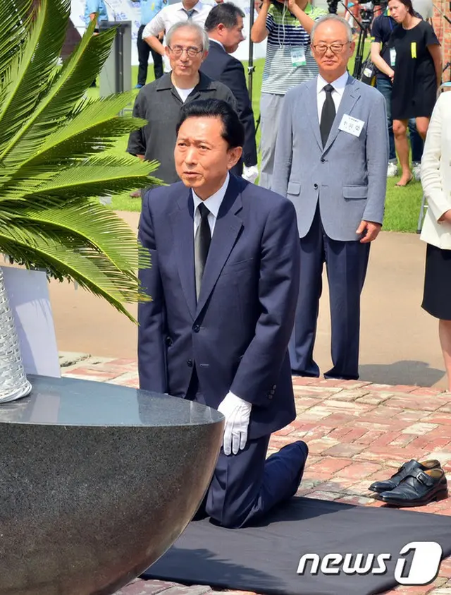 鳩山由紀夫元首相が光復（解放）70周年を控えた12日午後、ソウル・西大門（ソデムン）刑務所跡を訪問した。