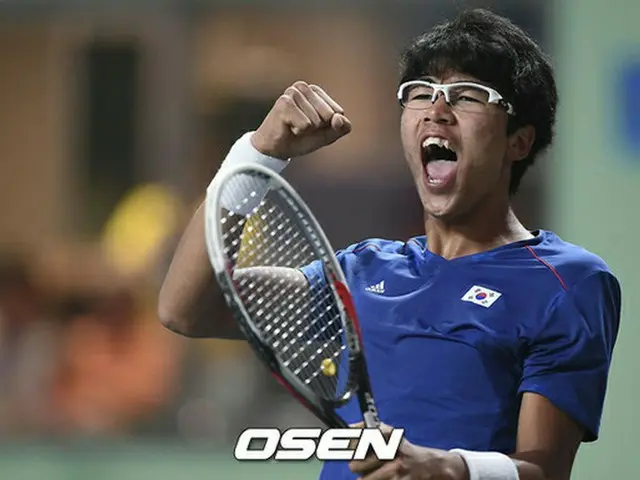 韓国男子テニスのチョン・ヒョン（75位）が、男子プロテニス（ATP）ツアー ウェスタン＆サザン・オープンのシングルス予選決勝に進出した。