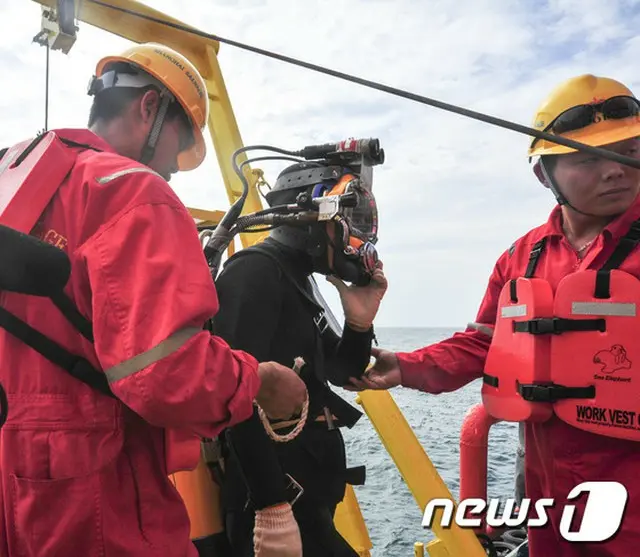 2014年4月、韓国南西部・珍島（チンド）沖で沈没したセウォル号の引き揚げのため、19日午後、水中調査が開始された。