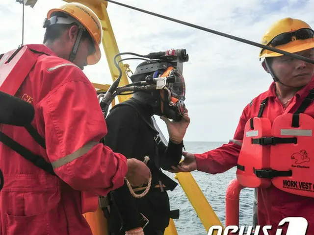 2014年4月、韓国南西部・珍島（チンド）沖で沈没したセウォル号の引き揚げのため、19日午後、水中調査が開始された。