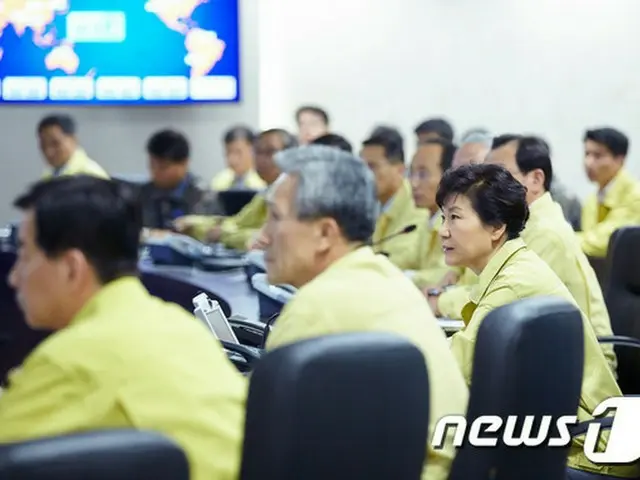 韓国の朴槿恵（パク・クネ）大統領は21日、前日（20日）に発生した北朝鮮の砲撃挑発に対する軍の準備態勢を点検するために京義道（キョンギド）龍仁（ヨンイン）第3野戦軍司令部を訪問した。