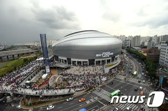 10日、韓国で初のドーム公演が開かれた。日本に比べて梅雨が短い韓国では、今年、初めてドーム球場が誕生した。ソウル南西部のコチョク・スカイ・ドーム。