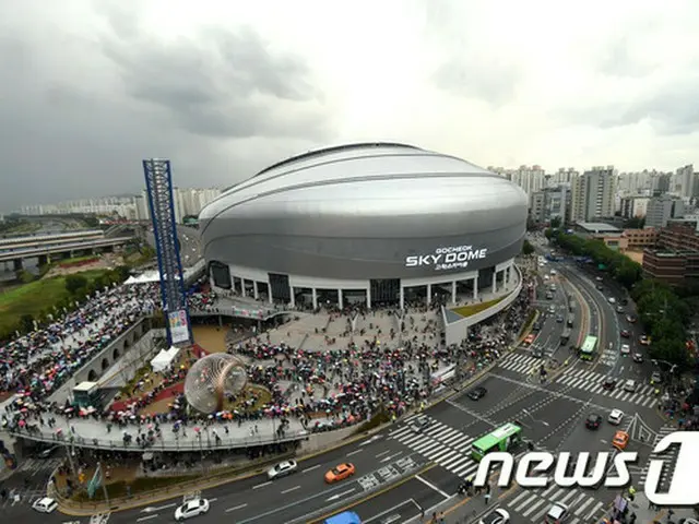 10日、韓国で初のドーム公演が開かれた。日本に比べて梅雨が短い韓国では、今年、初めてドーム球場が誕生した。ソウル南西部のコチョク・スカイ・ドーム。