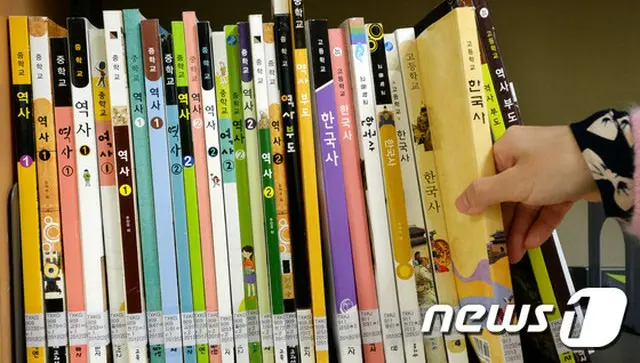 韓国政府が2017年から中・高校の歴史と韓国史を国定教科書として発行する方針を固めた中、慶煕（キョンヒ）大学の史学科教授全員が国定歴史教科書の執筆を拒否することを宣言した。