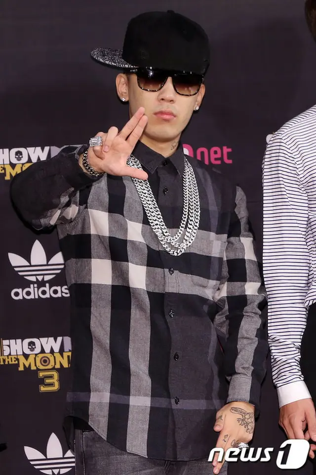 韓国歌手DOK2（25、ドッキ）が年俸について正直に打ち明け、話題となっている。