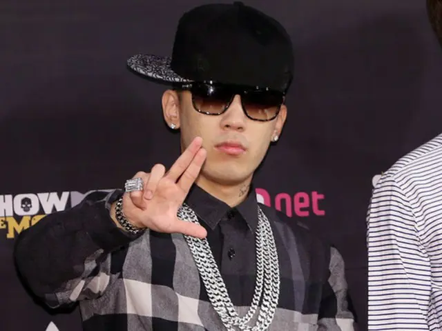 韓国歌手DOK2（25、ドッキ）が年俸について正直に打ち明け、話題となっている。