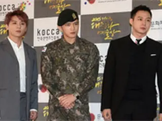 「JYJ」、“兵役中”の2メンバーを含め3人揃って授賞式に