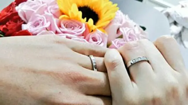 韓国アイドルグループ「U-KISS」の元メンバー、ドンホ（21）が結婚した心境と共に結婚指輪を公開した。（提供:OSEN）