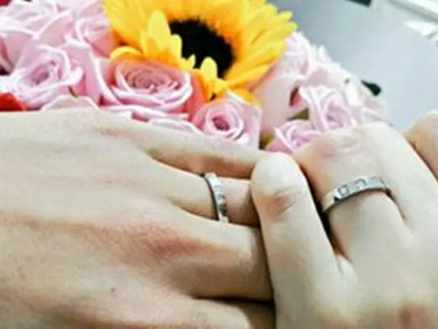 韓国アイドルグループ「U-KISS」の元メンバー、ドンホ（21）が結婚した心境と共に結婚指輪を公開した。（提供:OSEN）