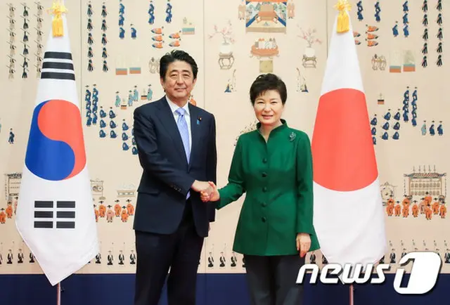 2日、安倍晋三首相と朴槿恵（パク・クネ）大統領による日韓首脳会談後、韓国の専門家は日韓首脳間の対話チャンネルの修復を評価しつつも、慰安婦問題議論の結果には物足りなさを感じているようである。（提供:news1