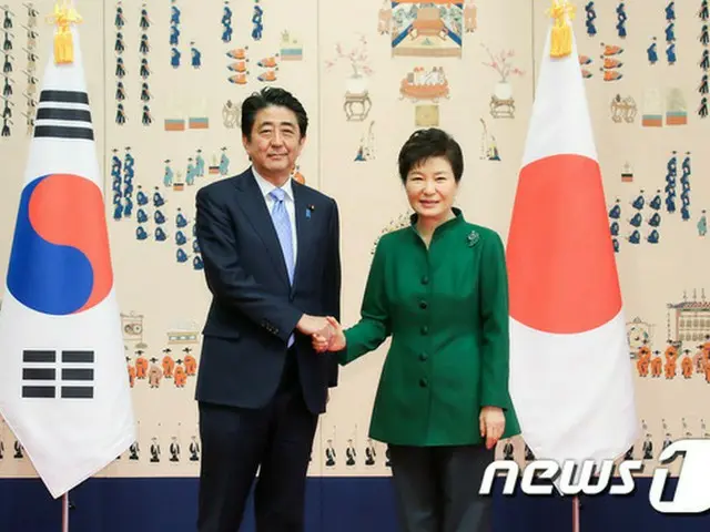 2日、安倍晋三首相と朴槿恵（パク・クネ）大統領による日韓首脳会談後、韓国の専門家は日韓首脳間の対話チャンネルの修復を評価しつつも、慰安婦問題議論の結果には物足りなさを感じているようである。（提供:news1