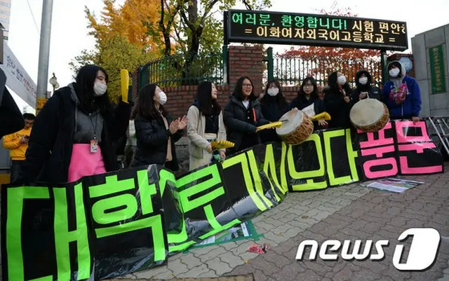 2016年度大学修学能力試験（韓国の大学センター試験）が12日午前8時40分から全国1212か所の試験会場で一斉に実施。ことしの大学修学能力試験は昨年より9437人減少した63万1184人が受験した。(提供:news1）