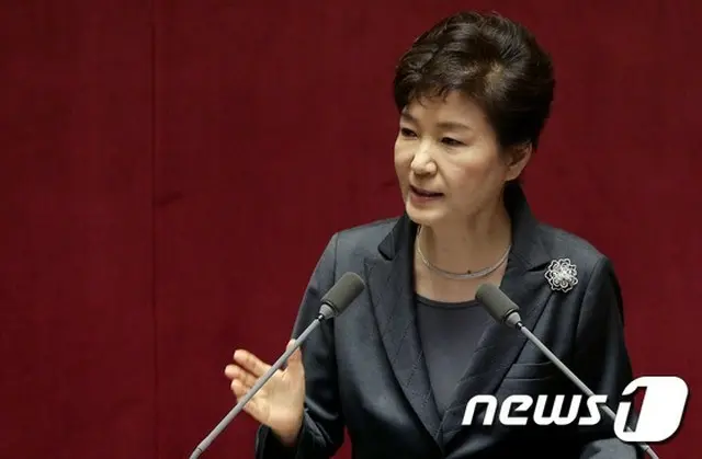 韓国の朴槿恵（パク・クネ）大統領は13日、「11月2日の日韓首脳会談で、慰安婦問題の早期妥結のための協議を加速化していくことで合意しただけに、過去の傷に触り治癒できる決断を下すべきだ」と述べた。