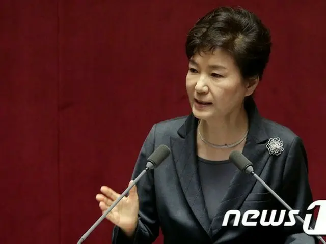 韓国の朴槿恵（パク・クネ）大統領は13日、「11月2日の日韓首脳会談で、慰安婦問題の早期妥結のための協議を加速化していくことで合意しただけに、過去の傷に触り治癒できる決断を下すべきだ」と述べた。