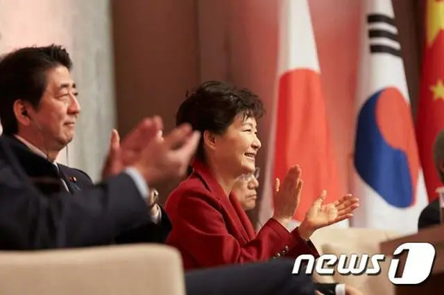 韓国の朴槿恵（パク・クネ）大統領と安倍首相が多国間外交の場での接触が続くにしたがって、慰安婦問題解決が軌道に乗るのではないかと注目が集まっている。（提供:news1）