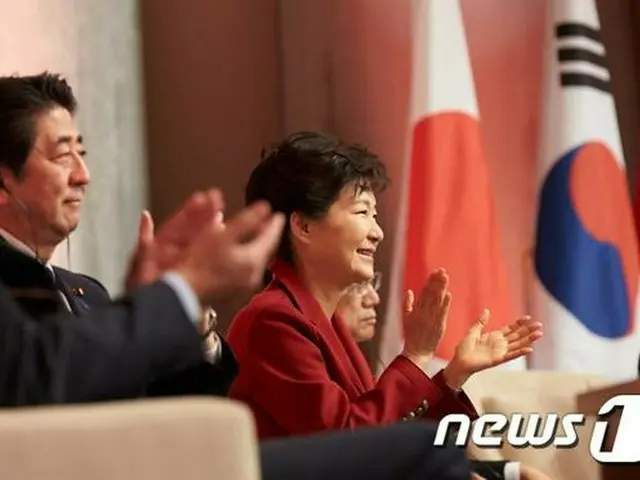 韓国の朴槿恵（パク・クネ）大統領と安倍首相が多国間外交の場での接触が続くにしたがって、慰安婦問題解決が軌道に乗るのではないかと注目が集まっている。（提供:news1）