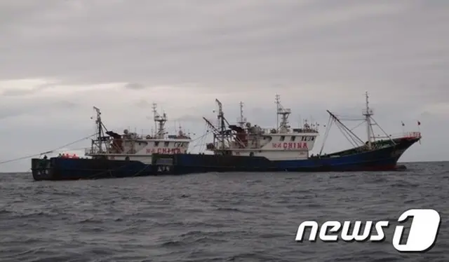 韓国の海洋水産部東海漁業管理団は17日13時ごろ、済州特別自治道・馬羅島南東約52キロの海上で中国漁船2隻を操業日誌入域位置虚偽報告など不実記載容疑で拿捕（ダホ）したと明らかにした。