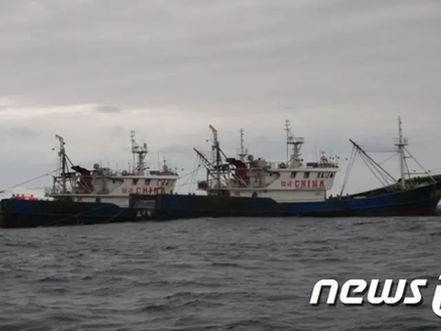 韓国の海洋水産部東海漁業管理団は17日13時ごろ、済州特別自治道・馬羅島南東約52キロの海上で中国漁船2隻を操業日誌入域位置虚偽報告など不実記載容疑で拿捕（ダホ）したと明らかにした。